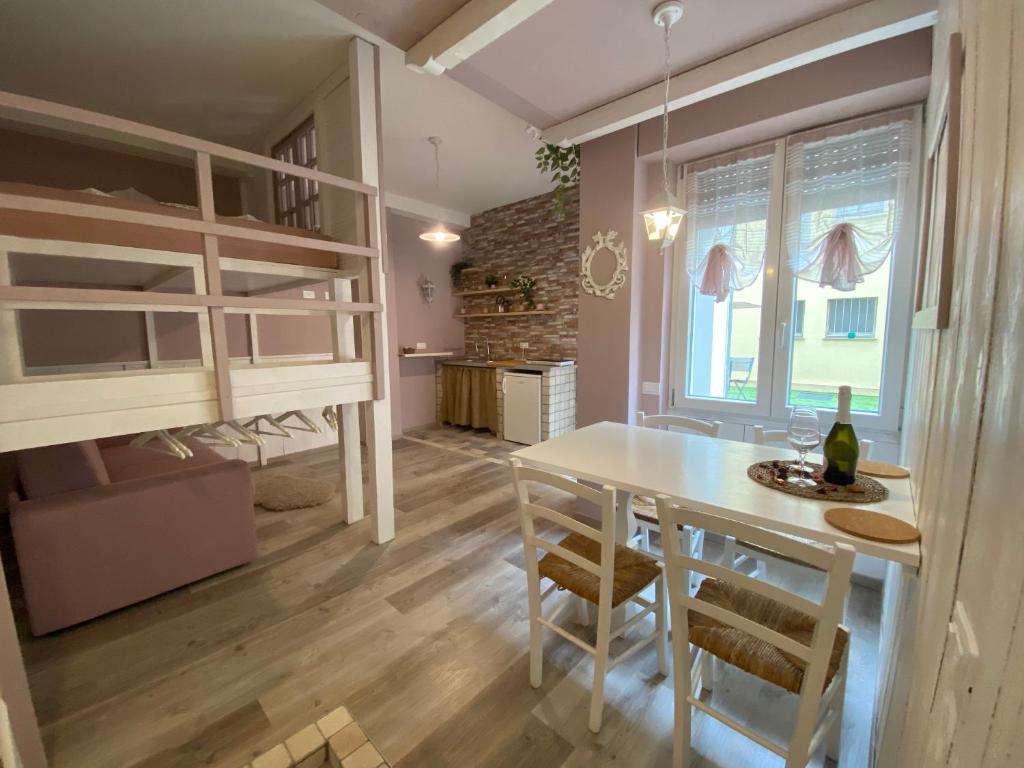 Habitación con mesa y litera en Lecco Lake, en Lecco
