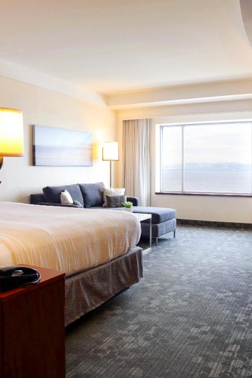 Courtyard Burlington Harbor - Zimmer Mit Kingsize-Bett Und Blick Auf Den See