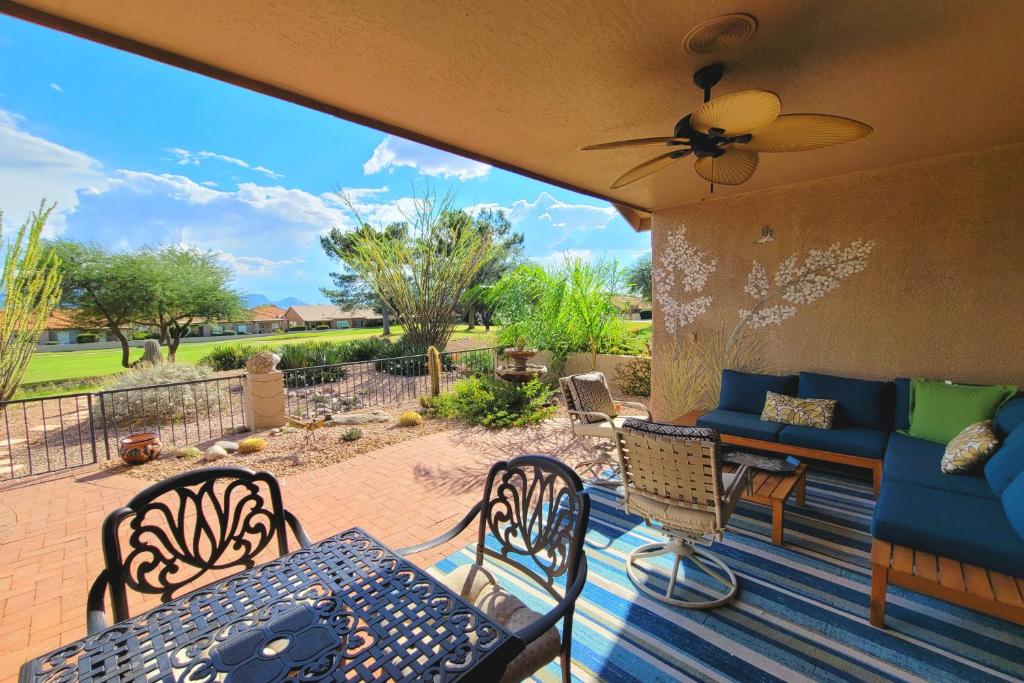 une terrasse avec un canapé, une table et des chaises dans l'établissement Saddlebrooke #64355, à Catalina