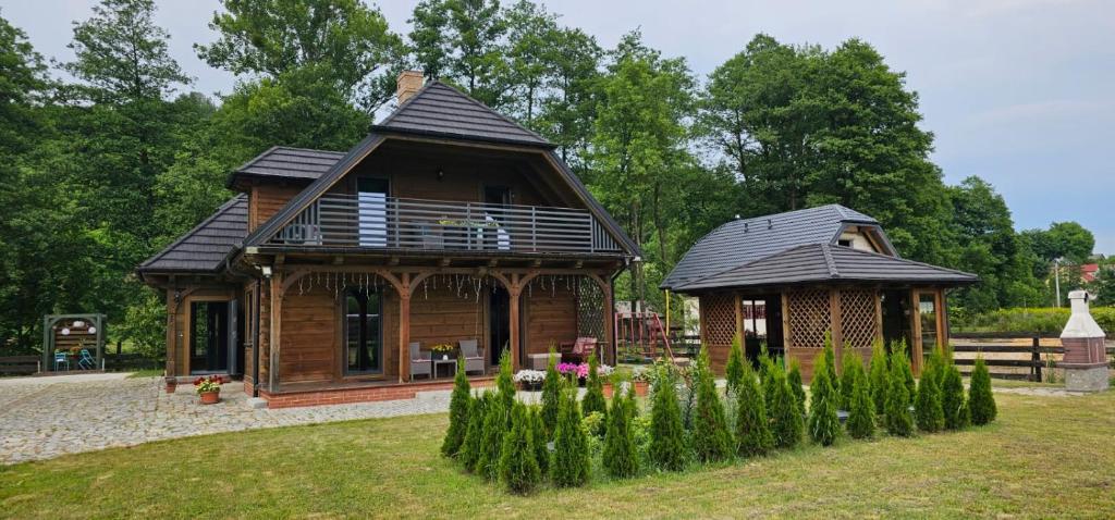 a small cabin in a yard with a garden at Domek Przy Rzece in Kazimierz Dolny