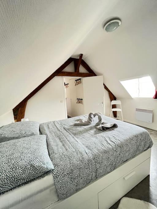 Łóżko lub łóżka w pokoju w obiekcie Paris - appartement à Reims