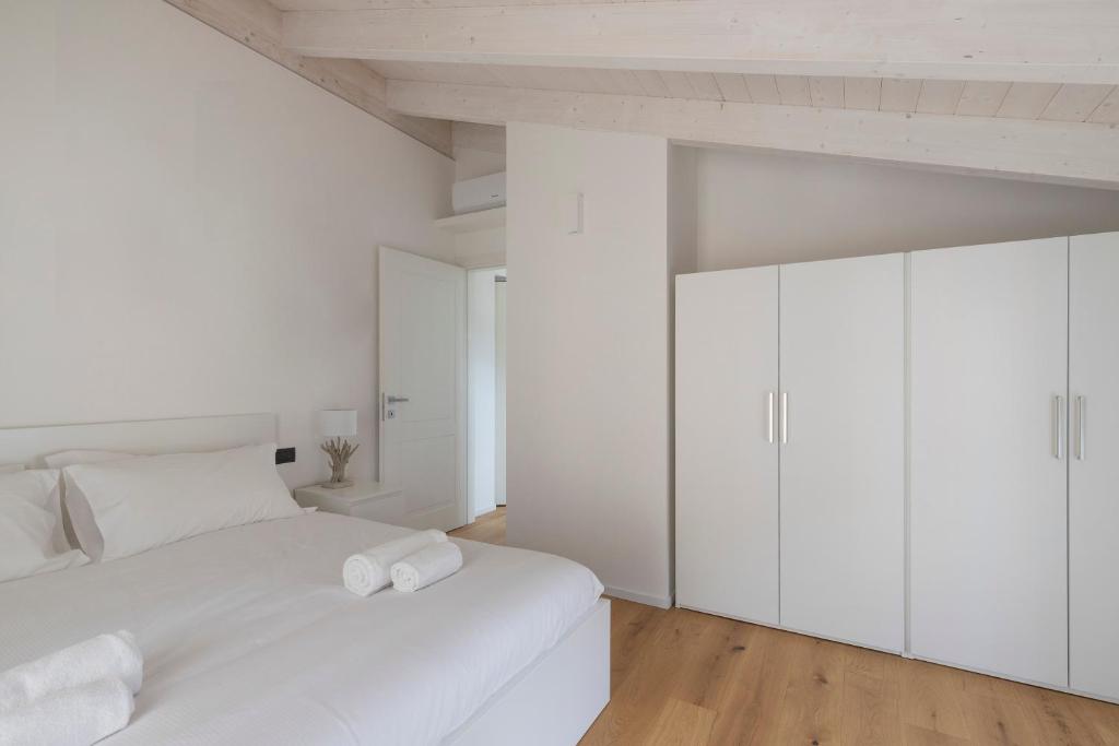 Een bed of bedden in een kamer bij Olmo Suites