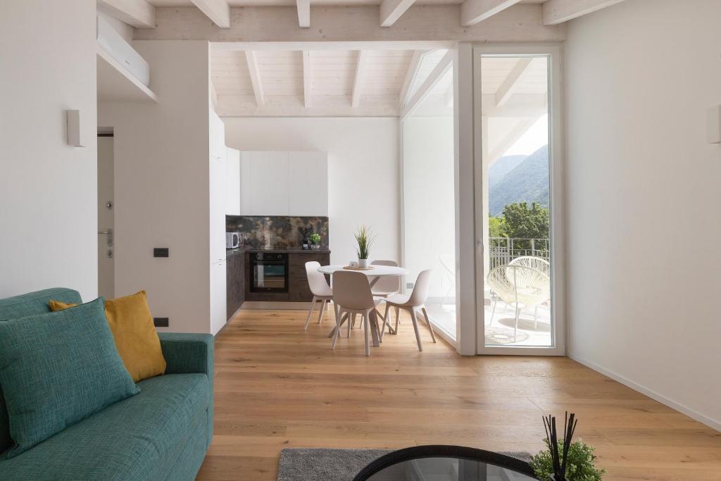 een woonkamer met een groene bank en een tafel bij Olmo Suites in Como