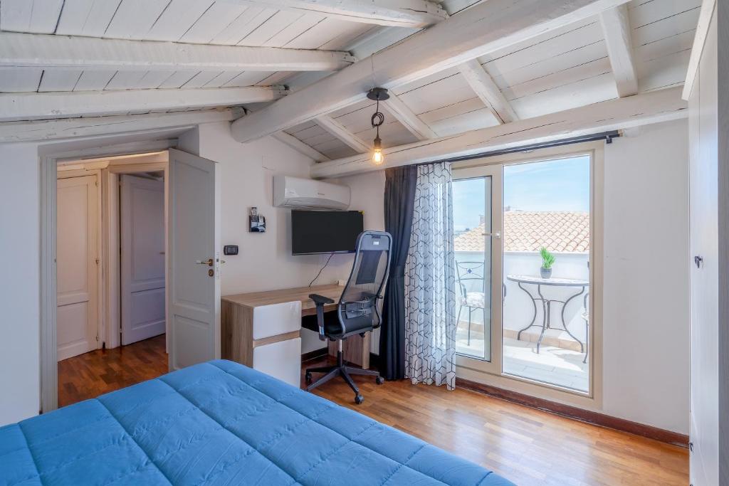 a bedroom with a bed and a desk and a window at Cheyenne's House in Siracusa