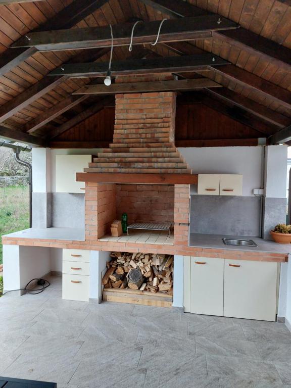 uma cozinha exterior com um fogão e comodidades para churrascos em Two Bedroom Apartment em Kastav