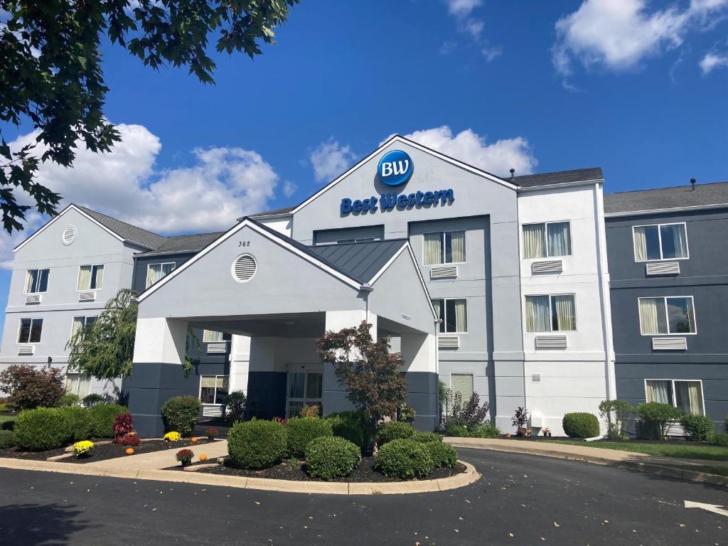 un hotel con un cartel en la parte delantera en Best Western Louisville South - Shepherdsville en Shepherdsville