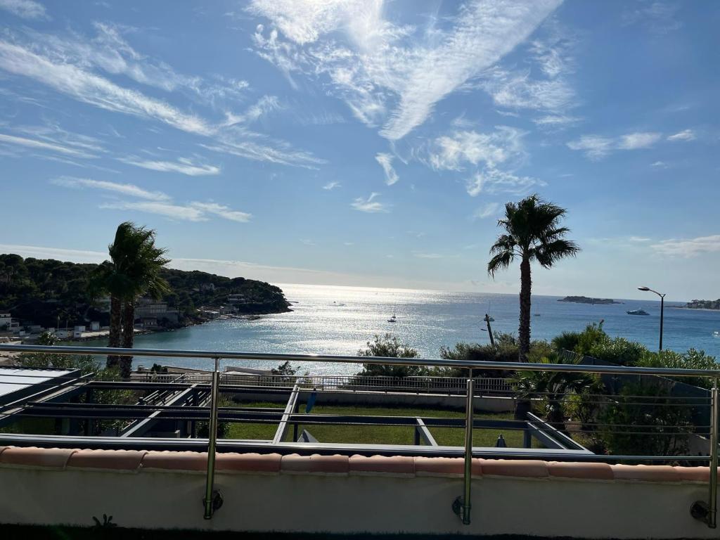 une vue sur l'océan depuis un balcon dans l'établissement Appartement moderne face à la mer, à Sanary-sur-Mer