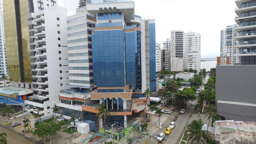 een luchtzicht op een stad met hoge gebouwen bij Hotel Costa del Sol in Cartagena