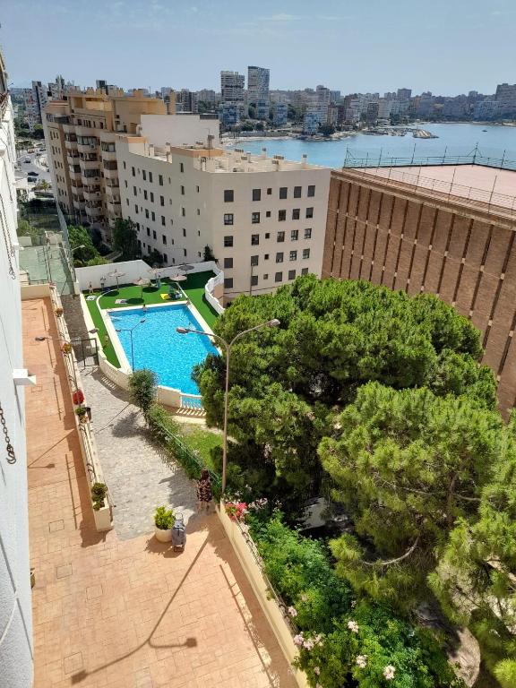 an overhead view of a swimming pool on a building at A 50 metros del mar y en 2 paradas de bus estas en el centro de Alicante in Alicante