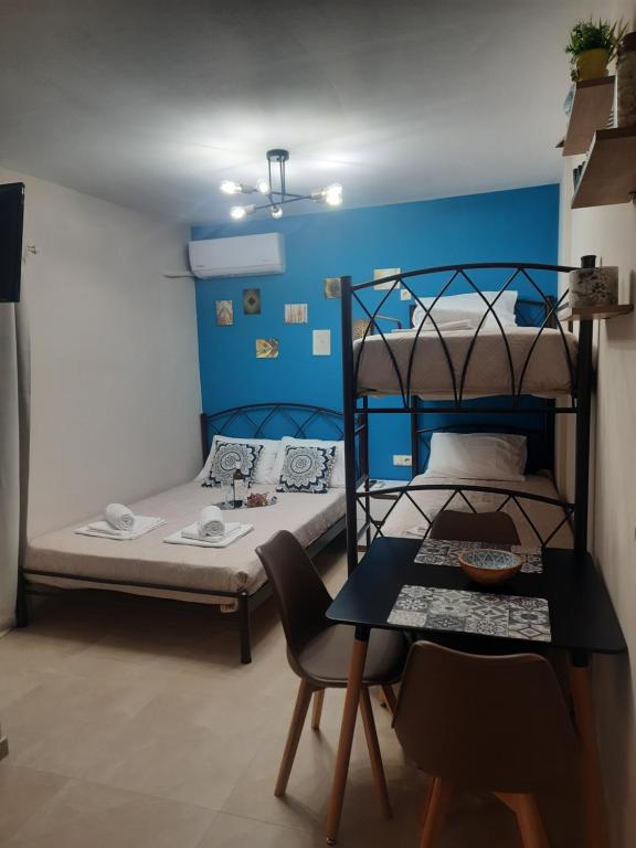 Kleines Zimmer mit 2 Etagenbetten und einem Tisch in der Unterkunft Sweet Maison Apartment in Paralia Katerinis