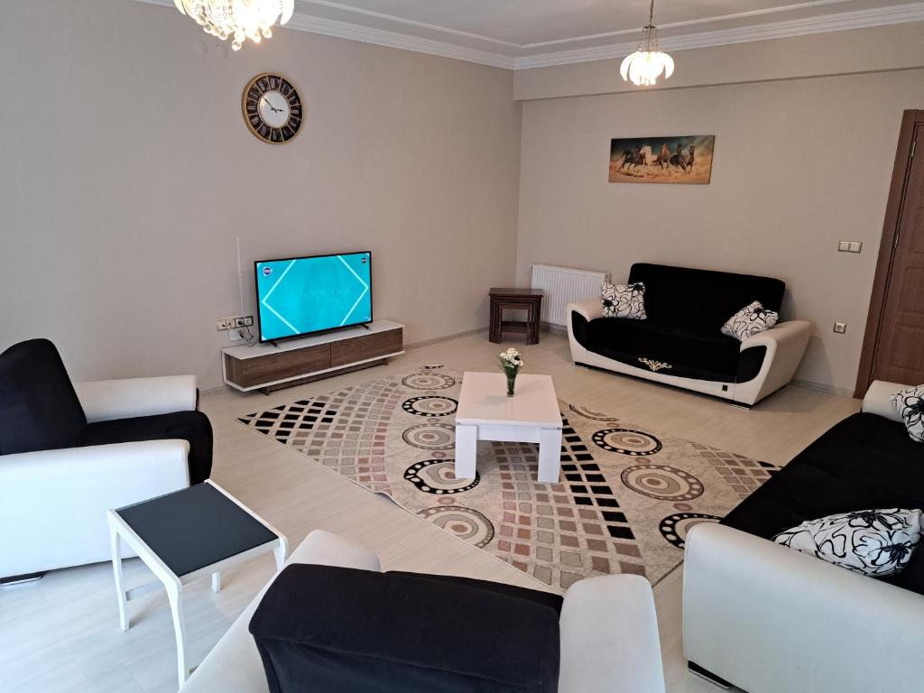AKUA 23 في طرابزون: غرفة معيشة مع أريكة وتلفزيون