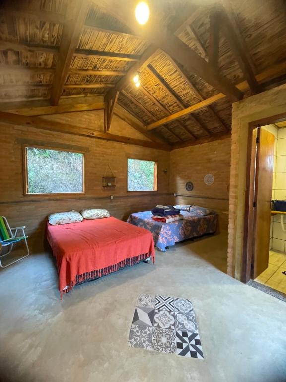 duży pokój z 2 łóżkami w kabinie w obiekcie CAFOFO DA GIO w mieście Conceição da Ibitipoca