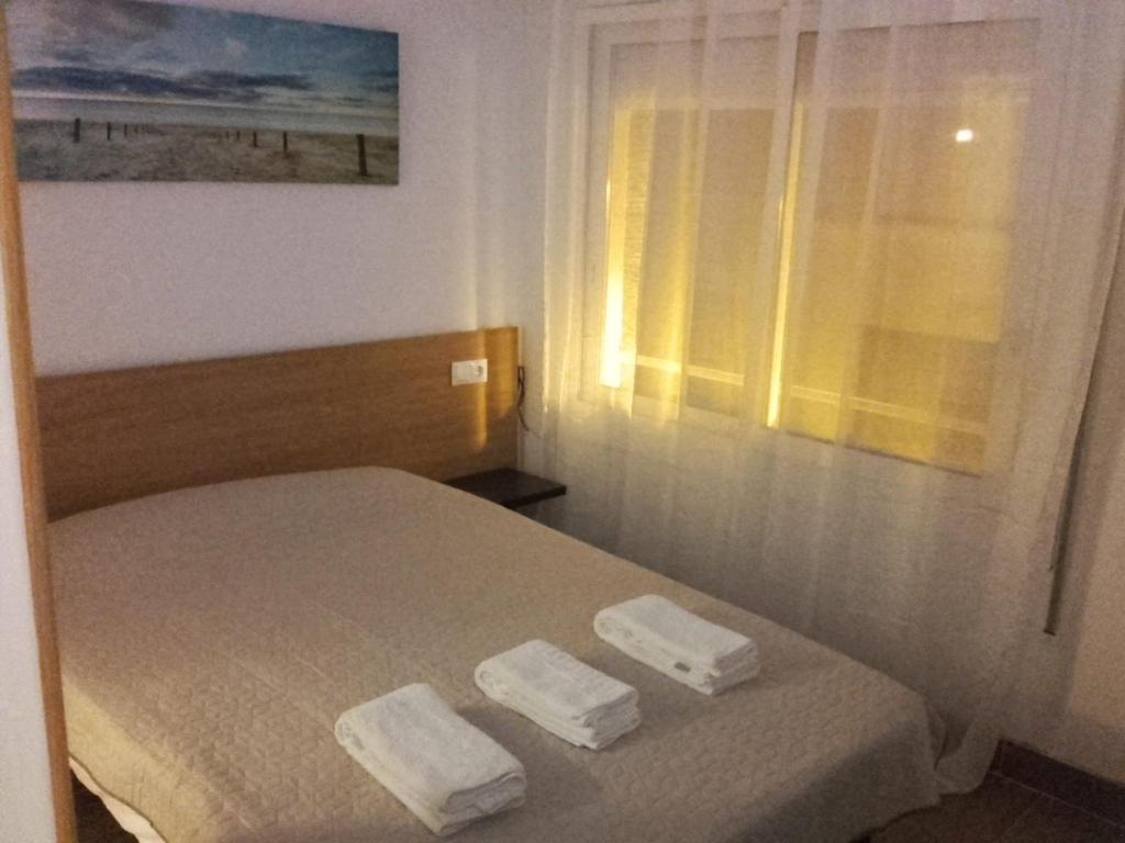 Un pat sau paturi într-o cameră la HABITACIÓN ECONÓMICA CON BAÑO PRIVADO EN PLENO CENTRO DE FIGUERES