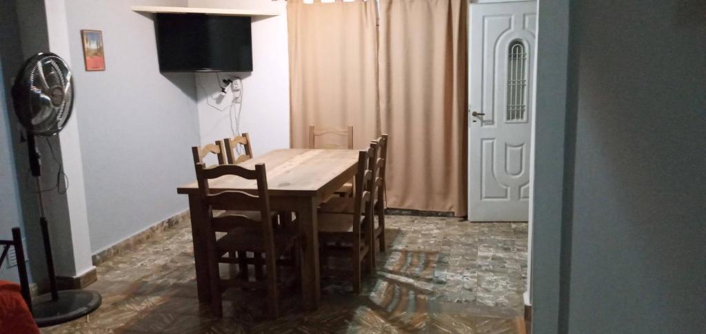 una mesa de comedor y sillas en una habitación en La Escondida en Villa del Dique