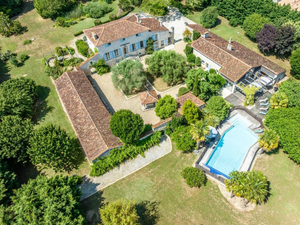 een luchtzicht op een huis met een zwembad bij Le domaine du coudret in Saintes