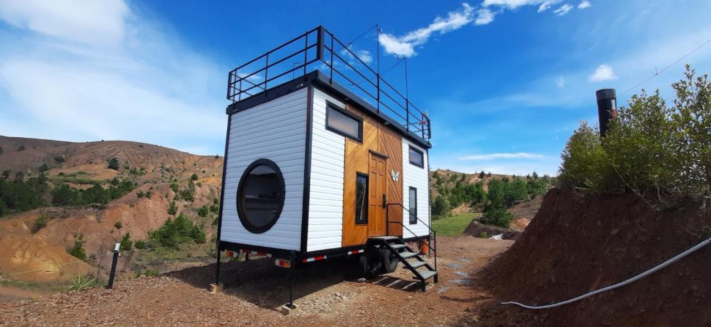 a tiny house sitting on top of a dirt field at Mini Casa Villa De Leyva in Sáchica