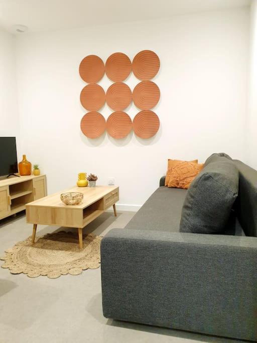 un salon avec un canapé et une table basse dans l'établissement Le Bohème, à Pamiers