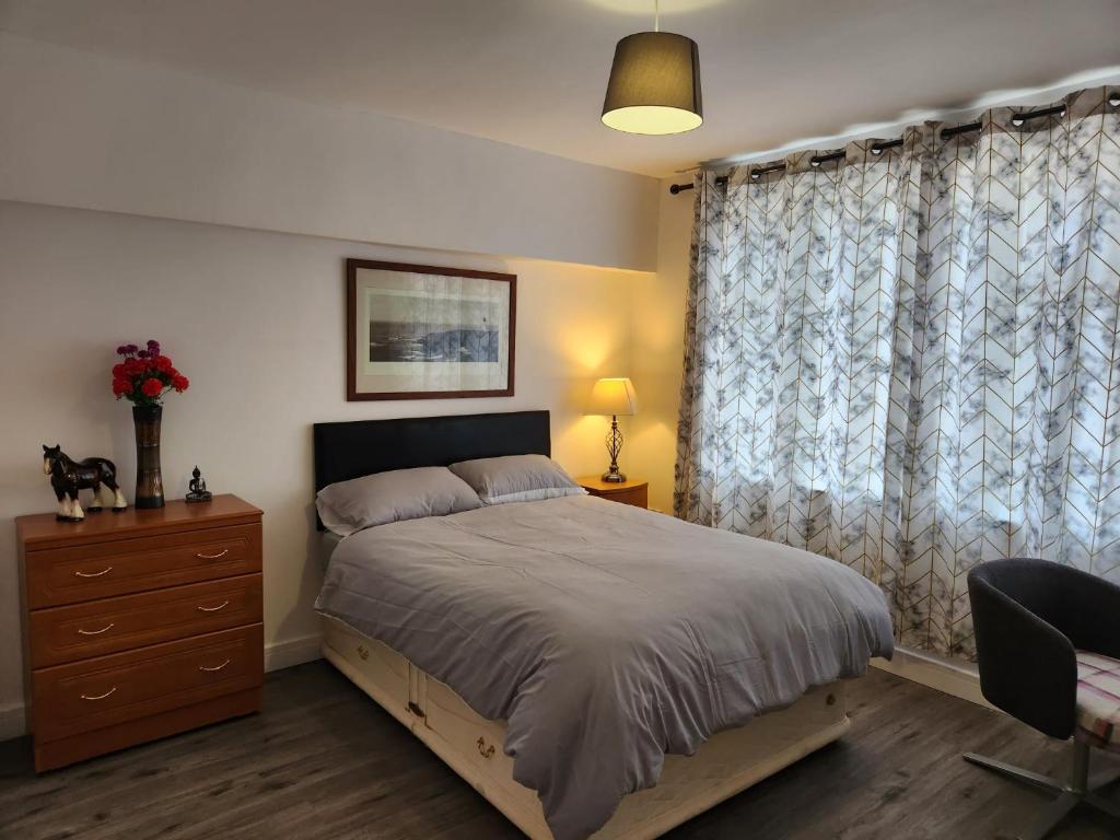 1 dormitorio con 1 cama, vestidor y ventana en White House Ensuite double bedroom en Warrington