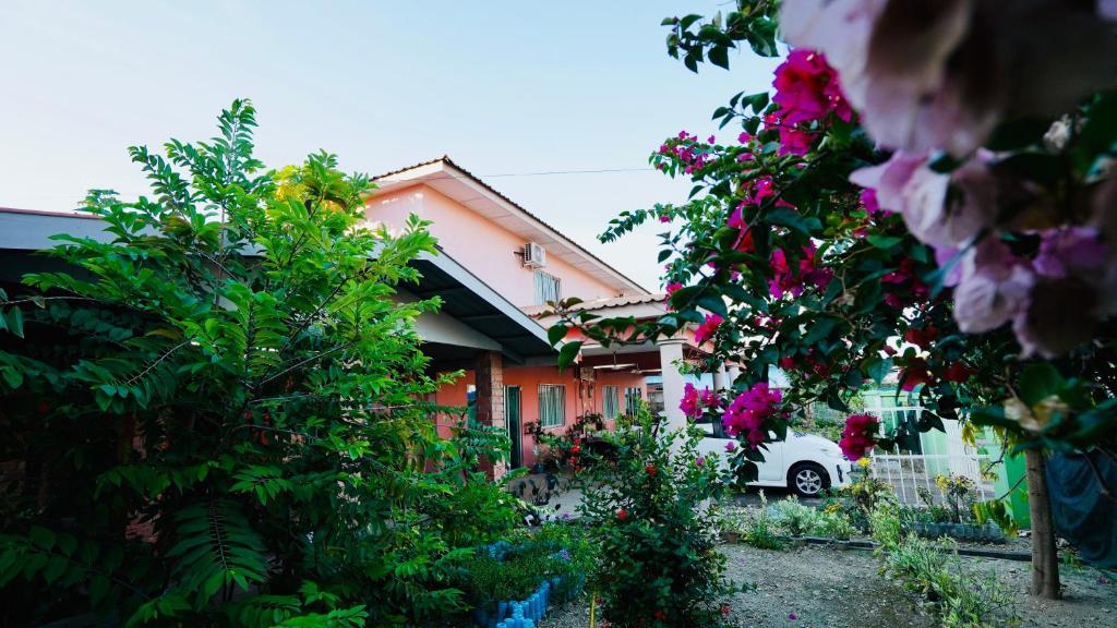 Un jardín fuera de HUAQIAO HOME 侨之家免费供早餐free breakfast served