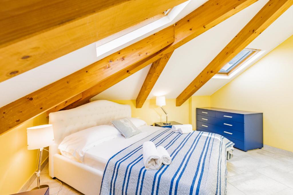 迪安道爾海濱的住宿－Star House，阁楼卧室设有床和木制天花板