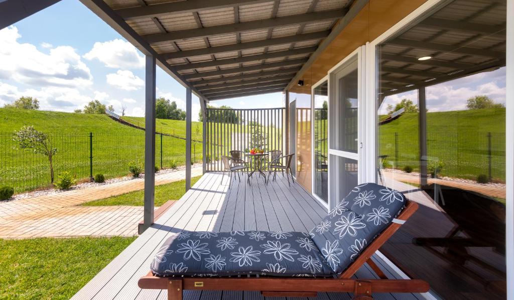 Balkón alebo terasa v ubytovaní Tisza-tó Apartmanpark