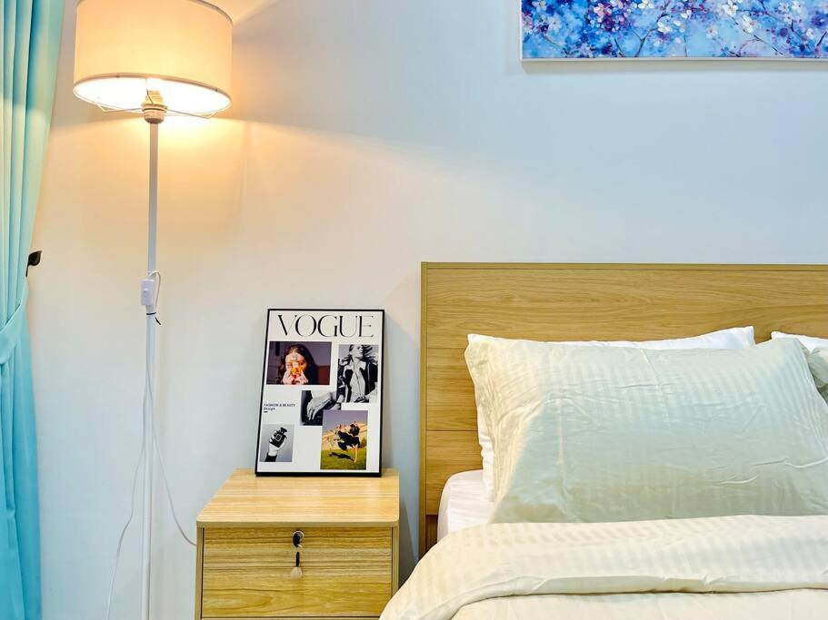 Postel nebo postele na pokoji v ubytování Alanis Suite with NETFLIX @ KLIA Sepang