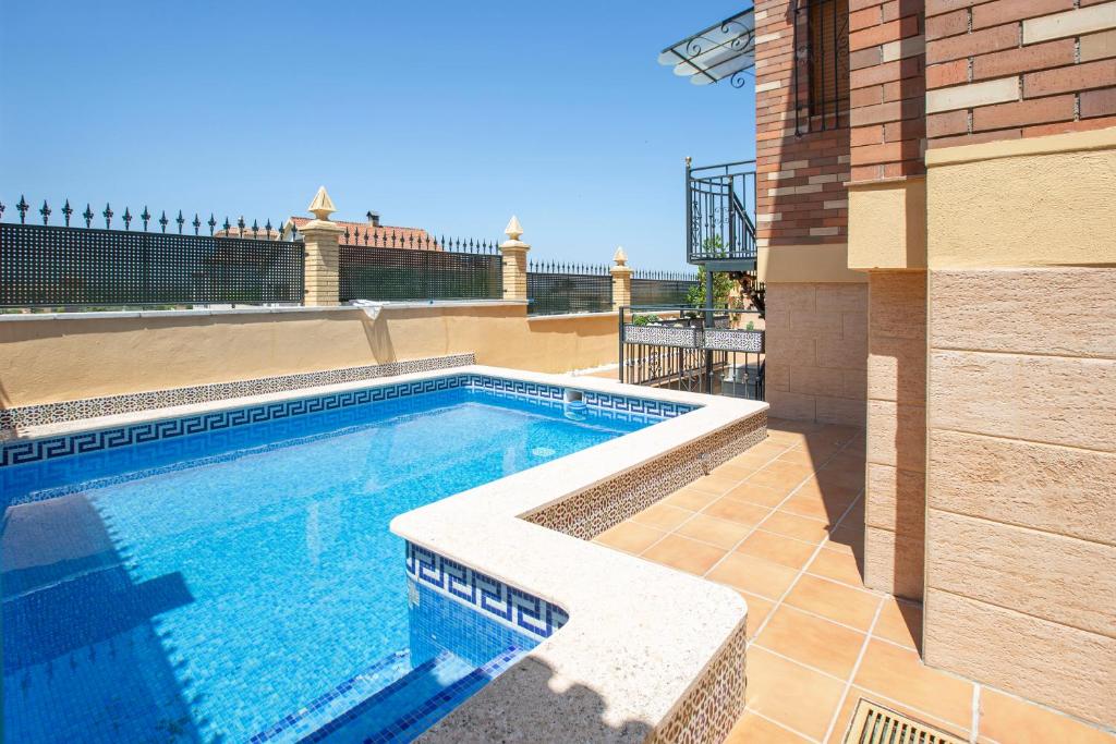 uma piscina ao lado de um edifício em Villa Ca'n Serra em Cájar