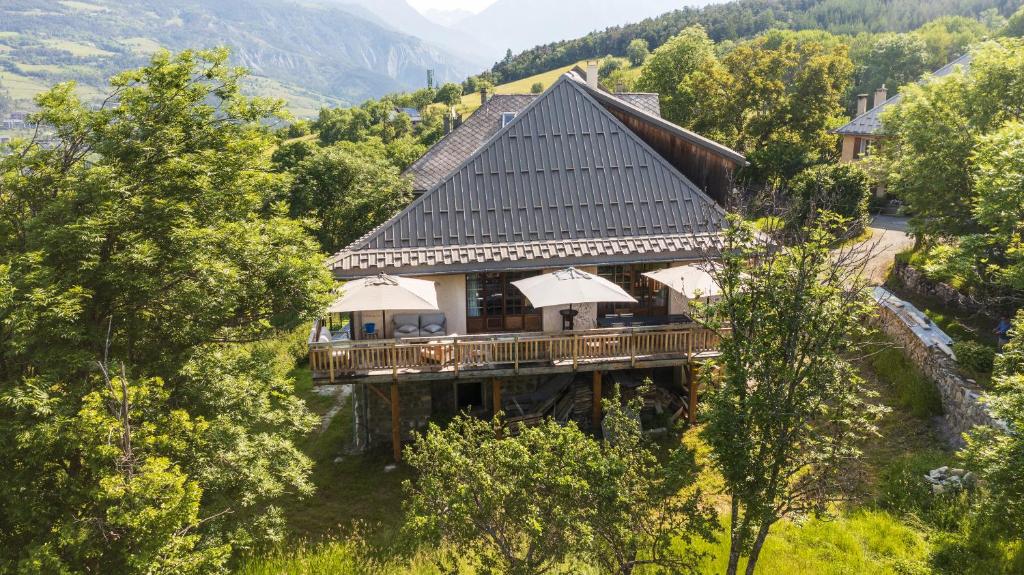 an aerial view of a house in the mountains at Superbe ferme rénovée en chalet de luxe en PLEINE NATURE in Barcelonnette