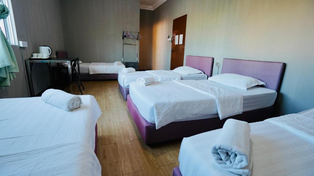 Una cama o camas en una habitación de HUAQIAO HOME 侨之家免费供早餐free breakfast served
