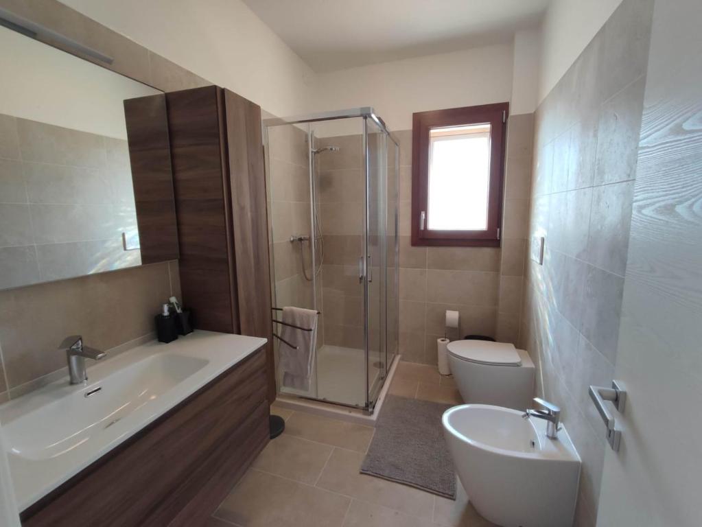 een badkamer met een bad, een wastafel en een toilet bij Appartamento da Guido in Borso del Grappa