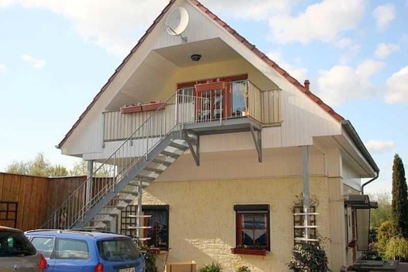 une maison avec un escalier sur son côté dans l'établissement Ruegen Fewo 79, à Putbus