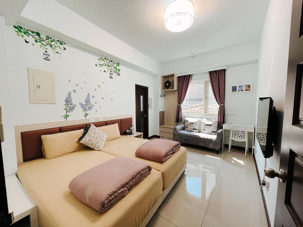 een slaapkamer met 2 bedden in een kamer bij Zucuo Homestay in Nangan