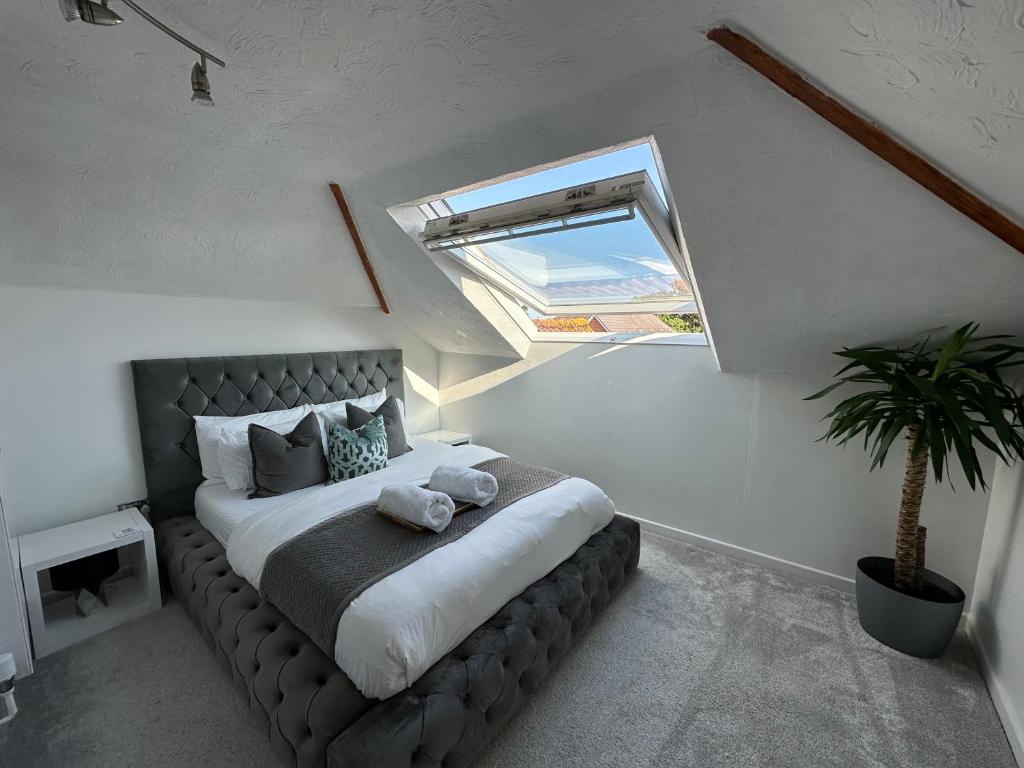 - une chambre avec un grand lit et une fenêtre dans l'établissement 5 min from the beach En suite room in Guest house, à Bournemouth