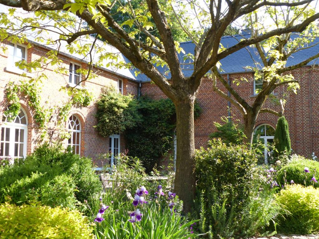 een tuin voor een bakstenen gebouw bij Ferme de l'Abbaye St-Feuillien in Roeulx