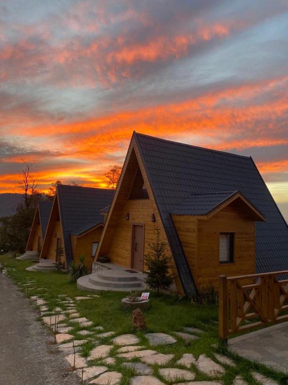 una fila de casas con una puesta de sol en el fondo en Pamira Tatil Köyü, 