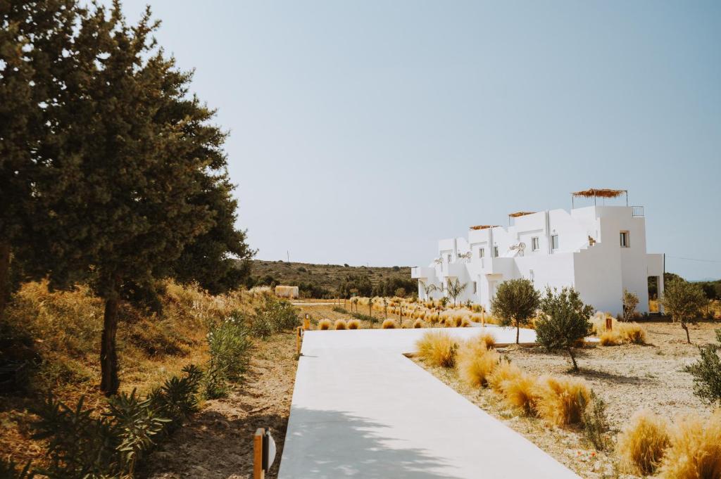 une passerelle devant un bâtiment blanc dans l'établissement Saint Nicholas Houses, à Kefalos