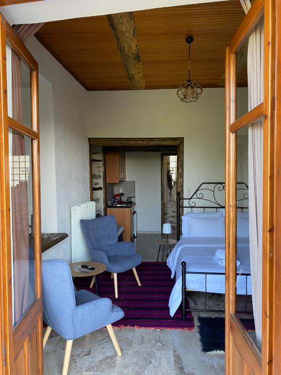 1 dormitorio con 1 cama, 2 sillas y mesa en 1924 Sudios 2, en Áyios Pétros