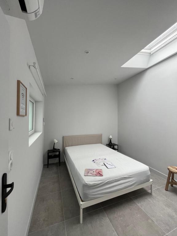 Łóżko lub łóżka w pokoju w obiekcie Chez Oma I 1 appartement indépendant OPI I 3 chambres privatives avec salle d eau et salon commun cuisine commune WC commun patio commun