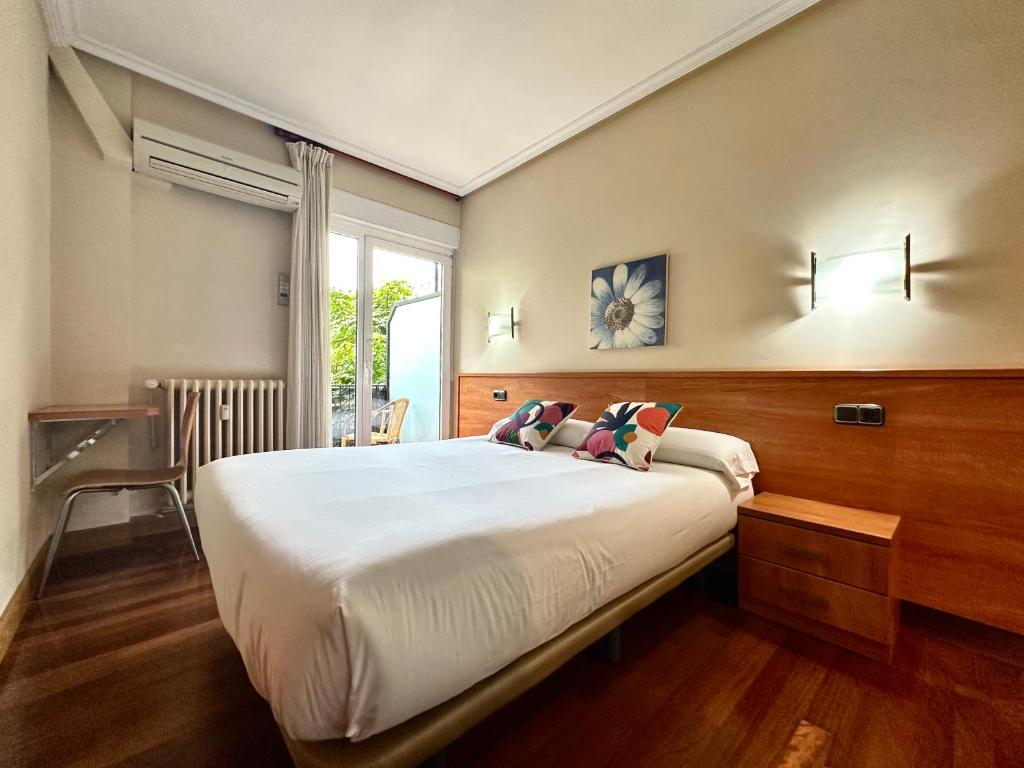 A bed or beds in a room at Pension Anoeta