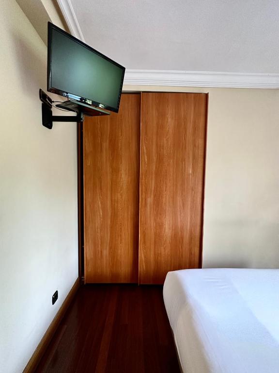 A television and/or entertainment centre at Pension Anoeta