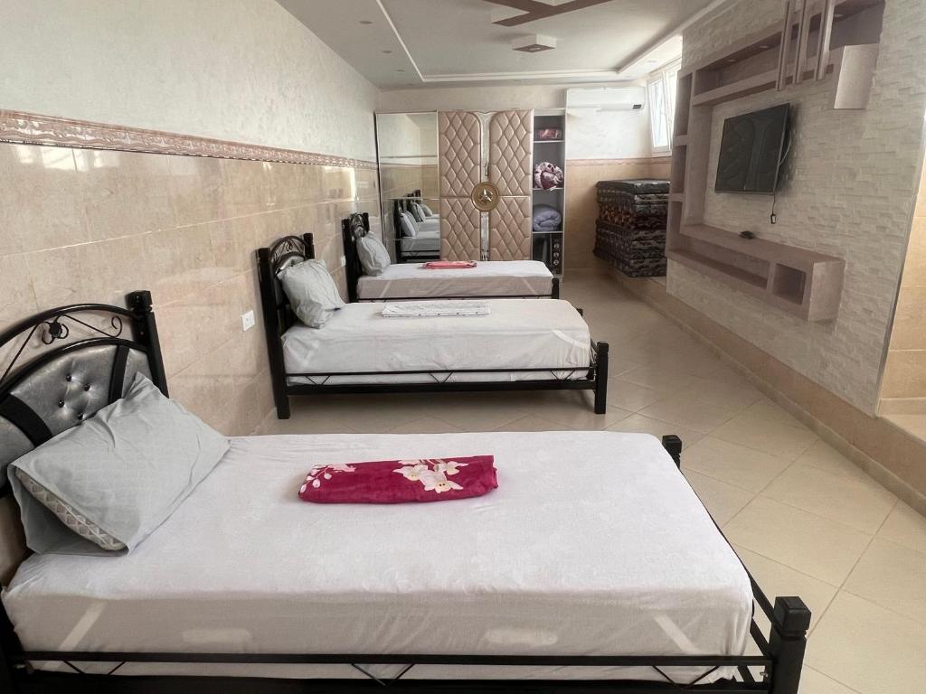 - une chambre avec 2 lits et une télévision dans l'établissement Villa nador, à Nador