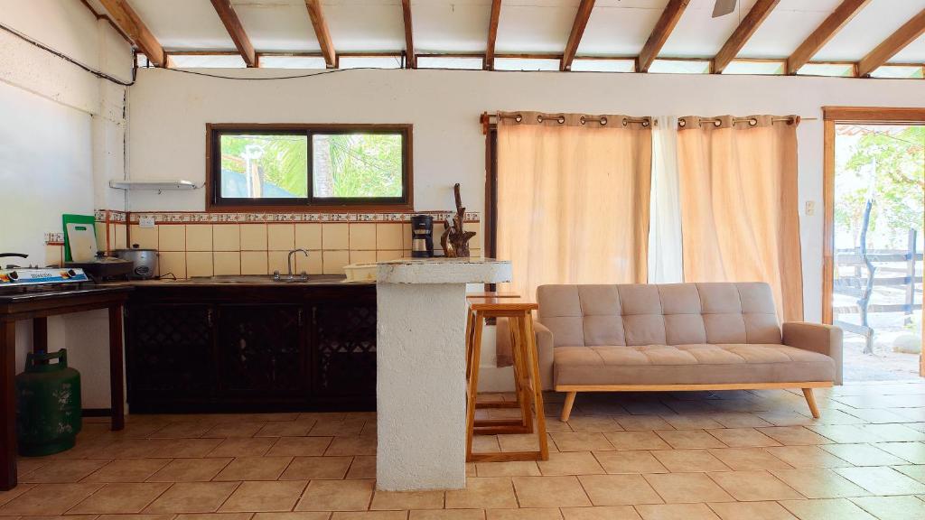 Kuchyň nebo kuchyňský kout v ubytování Arrecife Punta Uva - Hospedaje, bar y restaurante - Frente al mar