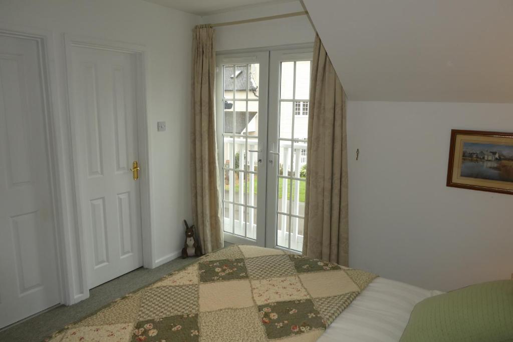 Postel nebo postele na pokoji v ubytování Liming Lodge - Lakeside Home in the Cotswolds