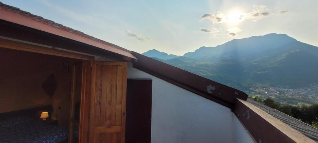 uma varanda com vista para uma montanha em Spacious mountain view attic apartment em Barzio