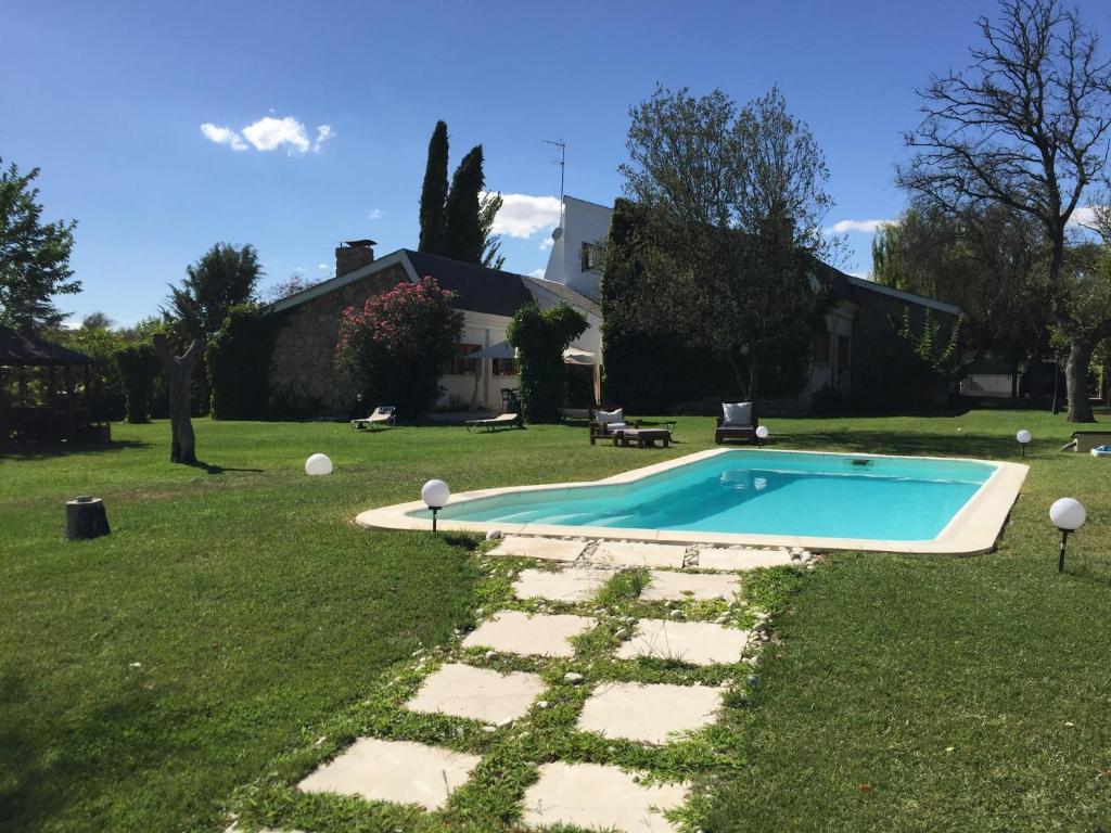 The swimming pool at or close to Espléndido dormitorio en Suite