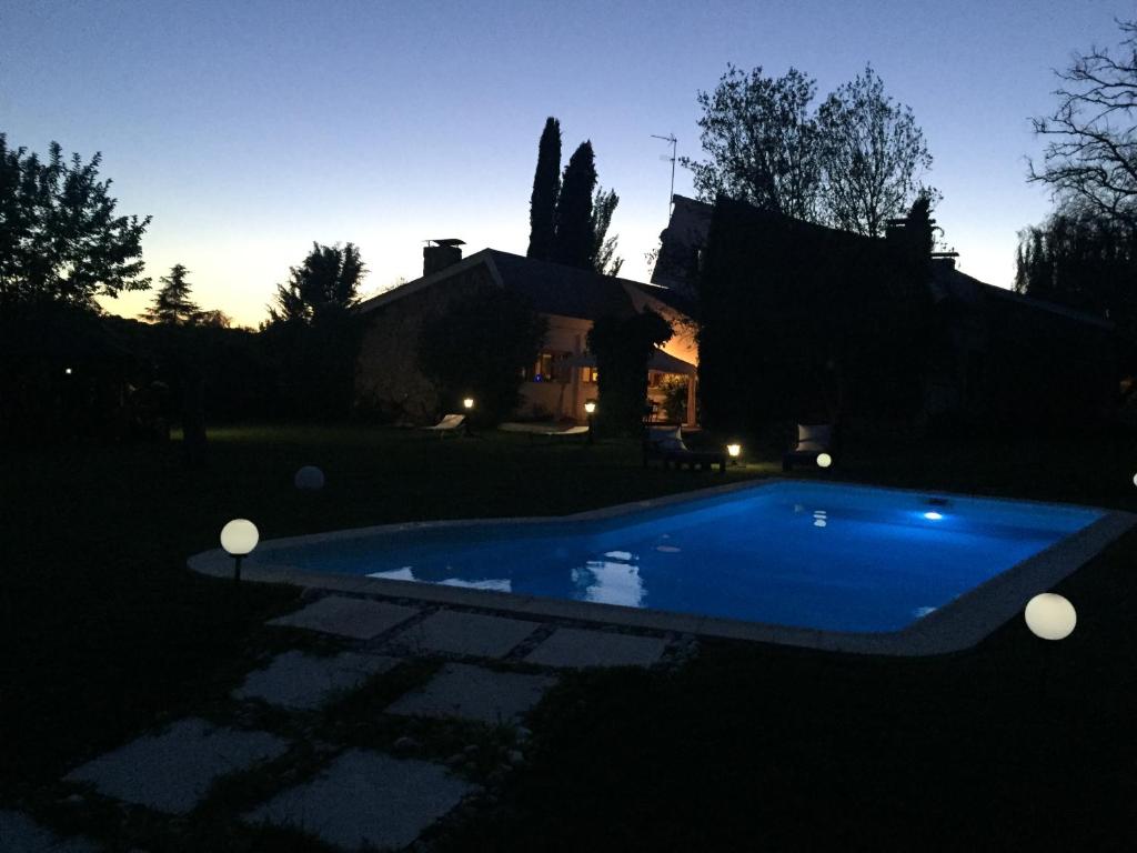 The swimming pool at or close to Espléndido dormitorio en Suite