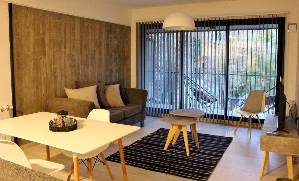 uma sala de estar com um sofá e uma mesa em Mendoza Relax and Comfort II em Mendoza