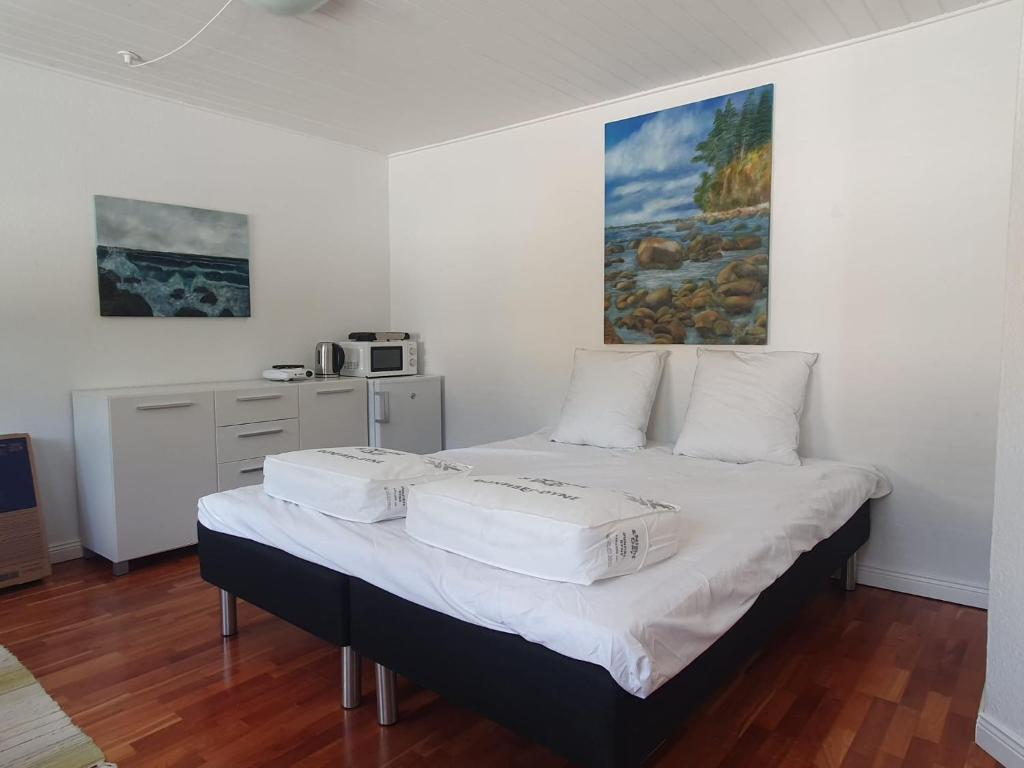 ein Schlafzimmer mit einem Bett mit zwei Kisten darauf in der Unterkunft Stort værelse med tekøkken, tæt på hav og fjord. in Bedsted Thy