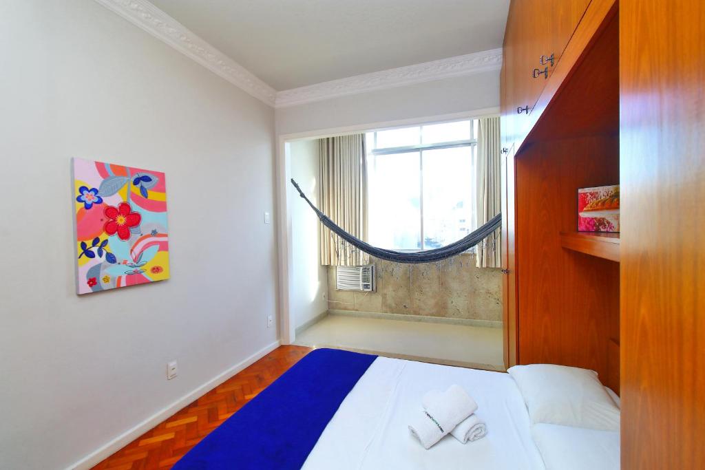 um quarto com uma cama e uma janela em Rio Spot Homes Copacabana U041 no Rio de Janeiro