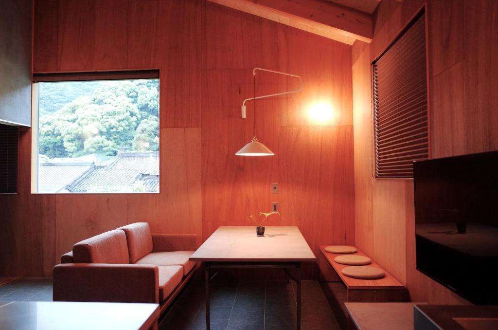 een kamer met een bank, een tafel en een raam bij MAGATAMA,INN - Vacation STAY 85473v in Sumoto